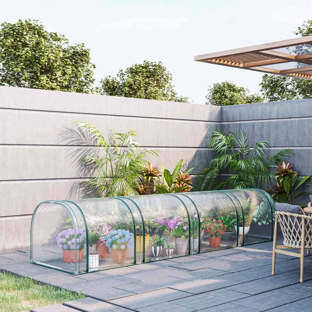 Mini serre tunnel transparente avec plantes en pots sur une terrasse