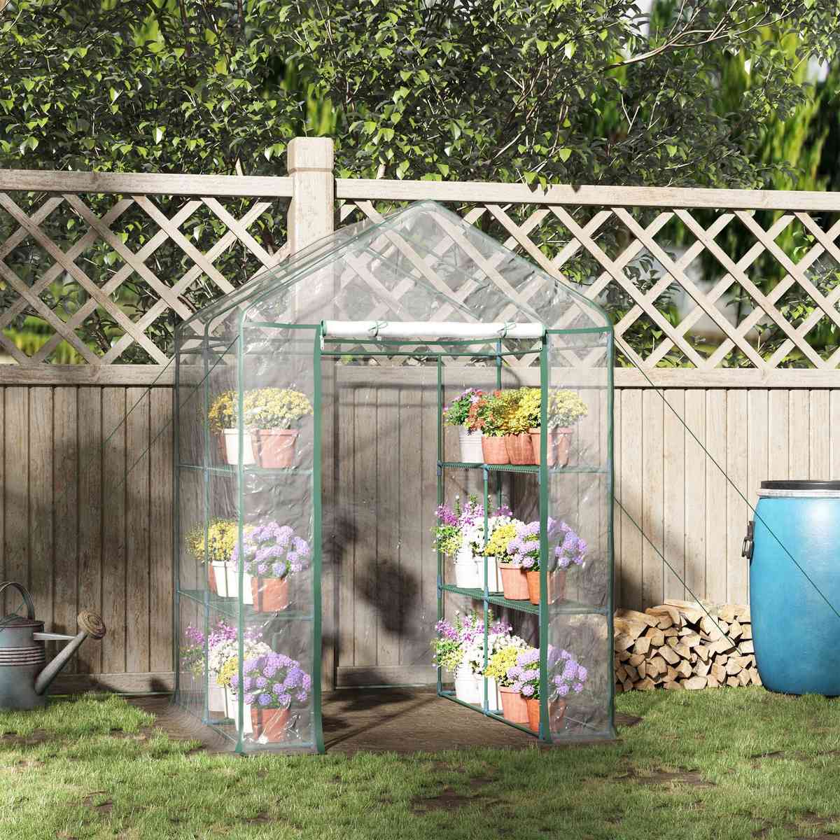 Serre transparente garnie de fleurs devant une clôture en bois