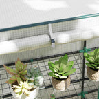 Gros plan de la porte enroulée au-dessus des plantes