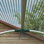 Gros plan des arceaux sous le filet vert de protection