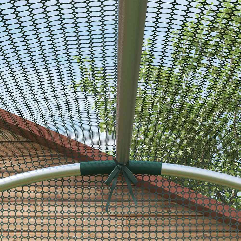 Gros plan des arceaux sous le filet vert de protection