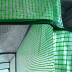 Gros plan intérieur d’un angle sous la housse verte